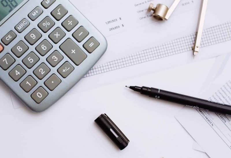 Gestión contable de autónomos con gráficos financieros y documentos